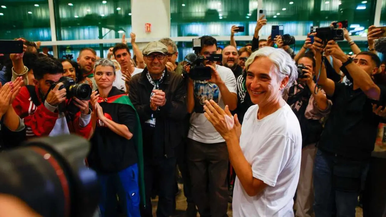 La exalcaldesa de Barcelona, Ada Colau, a su llegada al Aeropuerto Josep Tarradellas Barcelona-El Prat. / Kike Rinc&oacute;n