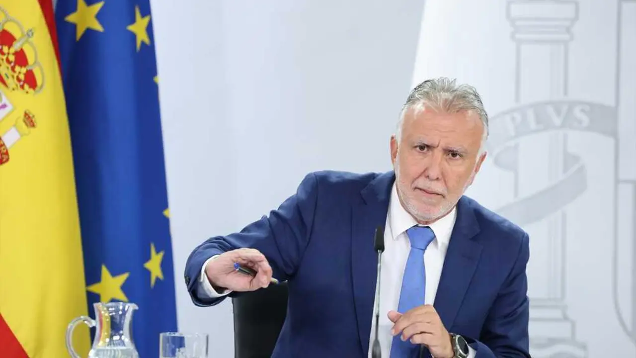 El ministro de Memoria Democr&aacute;tica, &Aacute;ngel V&iacute;ctor Torres, durante una rueda de prensa. / Marta Fern&aacute;ndez