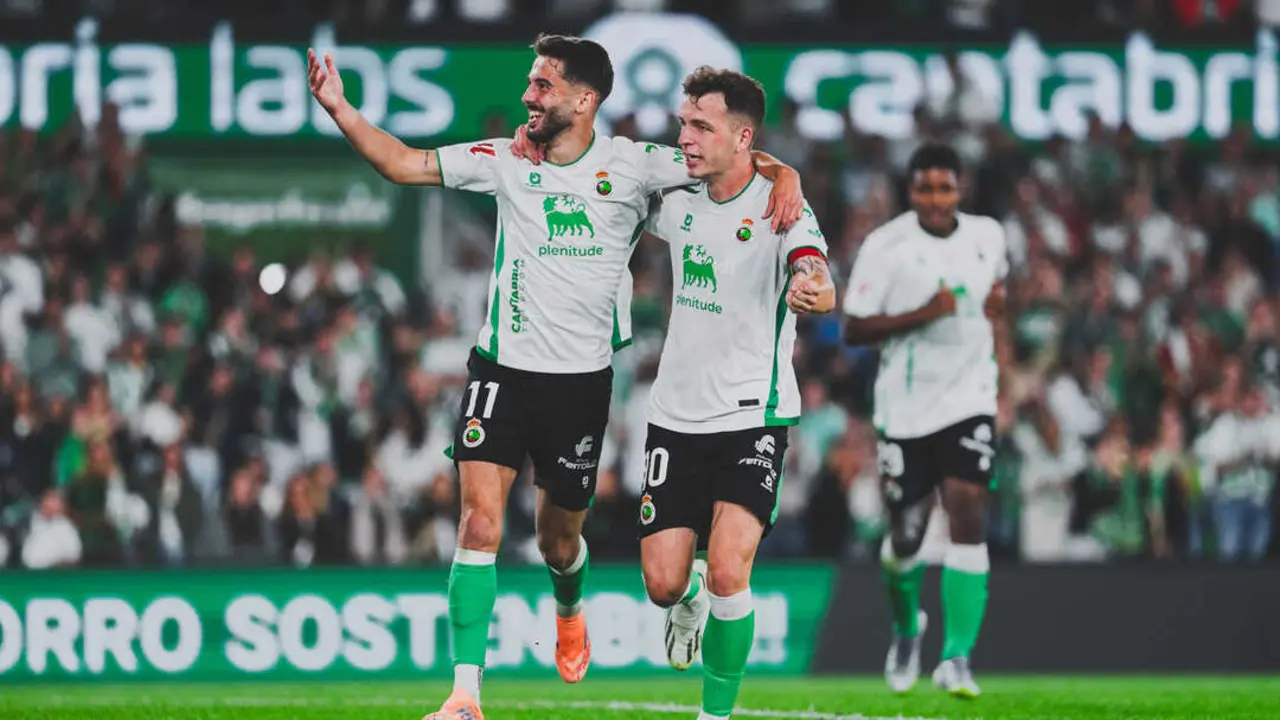Vicente y Andr&eacute;s celebran uno de los goles del partido. / RRC