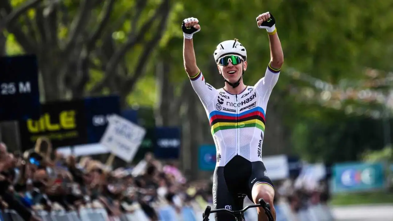 Tadej Pogacar celebra su victoria en la prueba de ruta &eacute;lite masculina del Campeonato Europeo de Ciclismo 2025. / Jeff Pachoud