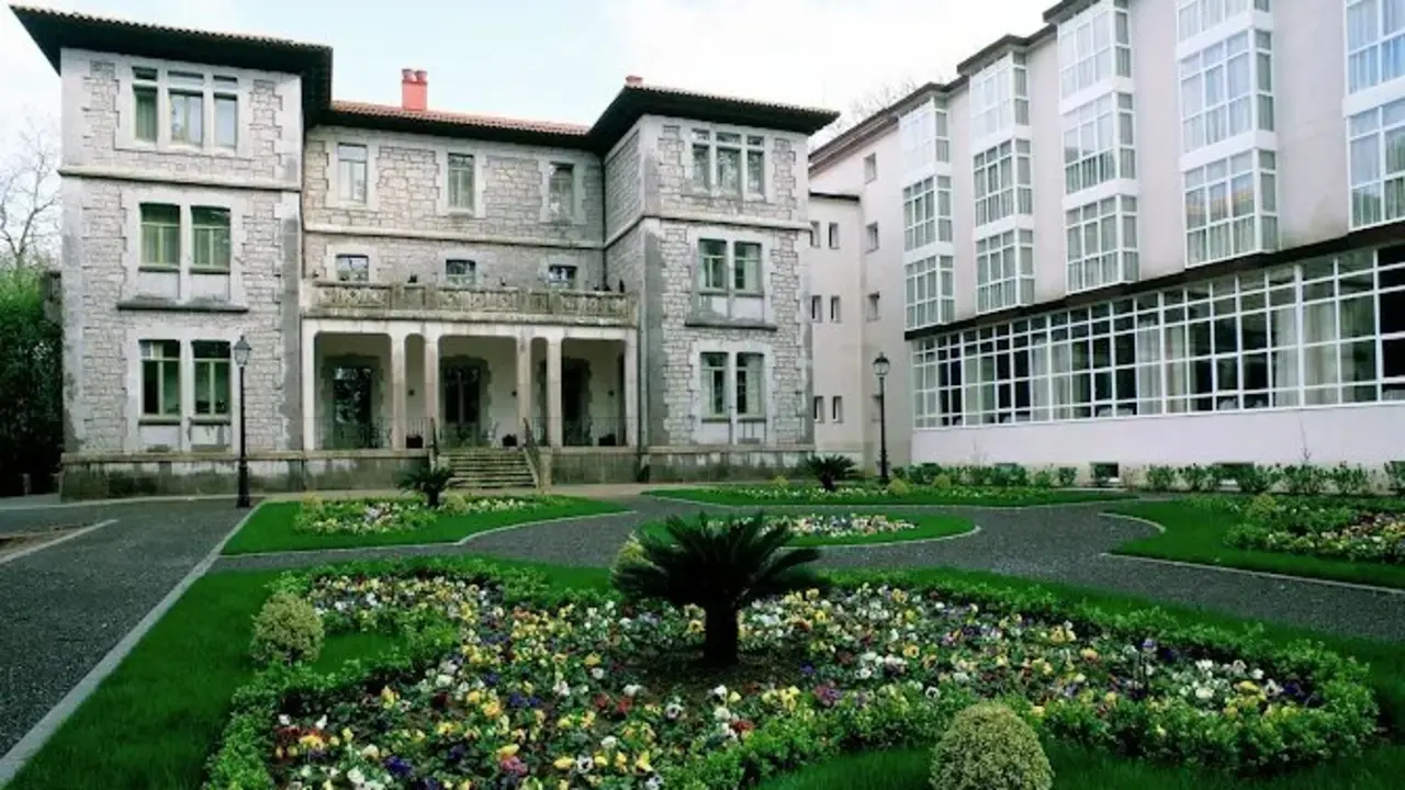 Vista del Parador de Limpias, el que fue refugio de Alfonso XIII. / Parador de Limpias