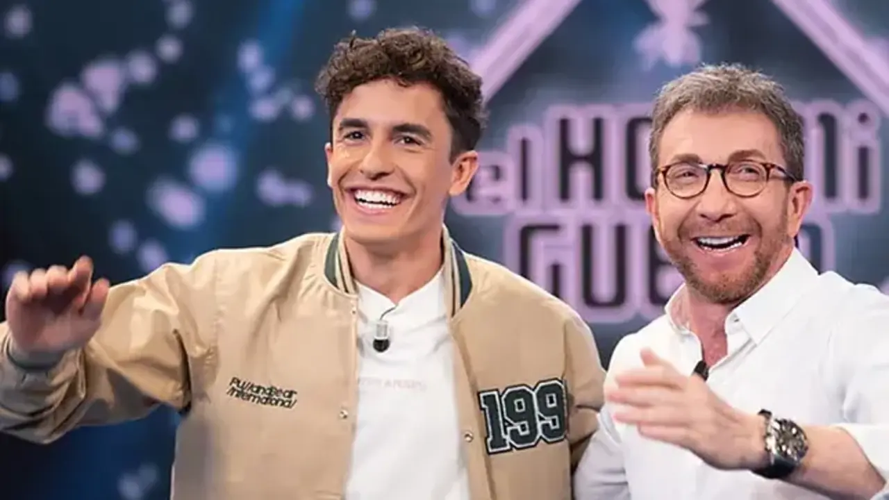 Marc Márquez, con Pablo Motos en una de sus visitas a El Hormiguero. / Atresmedia