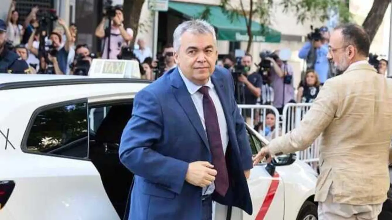 El exsecretario de Organizaci&oacute;n del PSOE Santos Cerd&aacute;n a su llegada a declarar. / EP