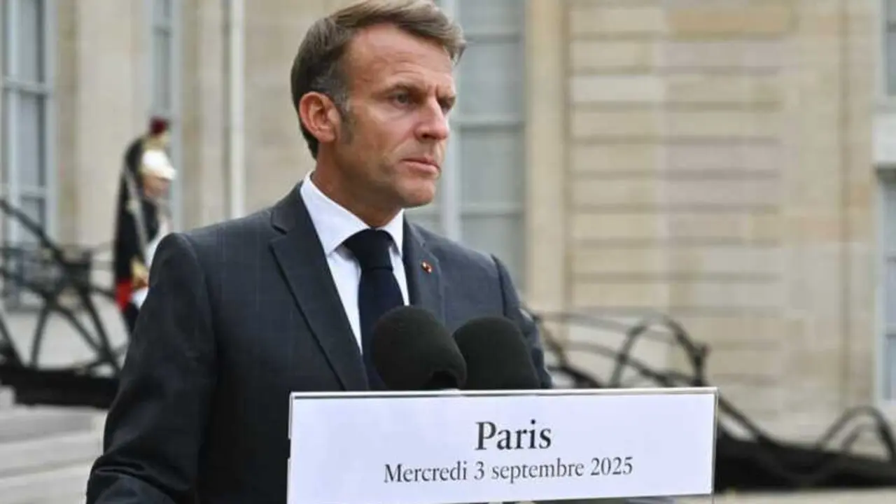 Emmanuel Macron se enfrenta a un dilema fatal: resistir en una Asamblea fracturada o disolverla y jug&aacute;rselo todo en las urnas. / EP