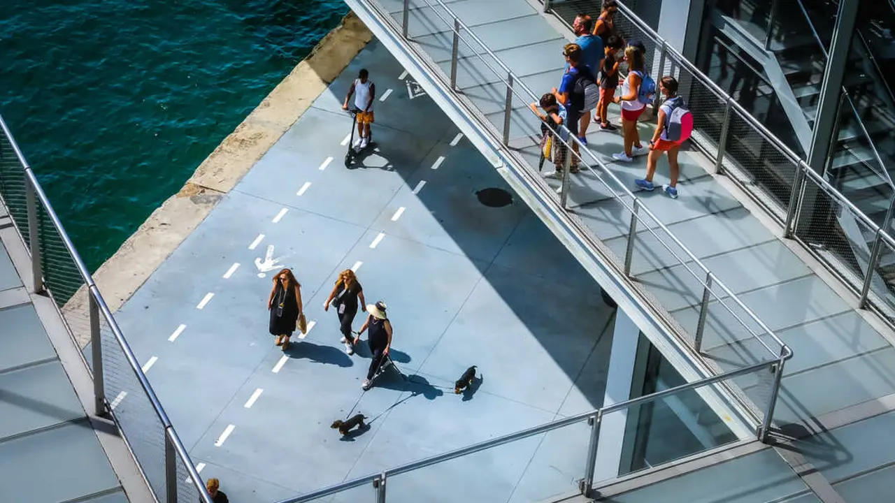 Turistas en el Centro Bot&iacute;n de Santander. / EP