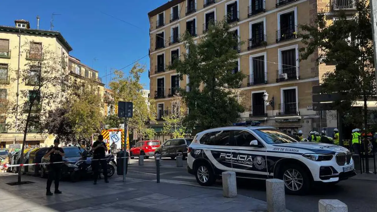 Once dotaciones de Bomberos trabajan en el derrumbe parcial de un edificio en la zona de &Oacute;pera.  / EP
