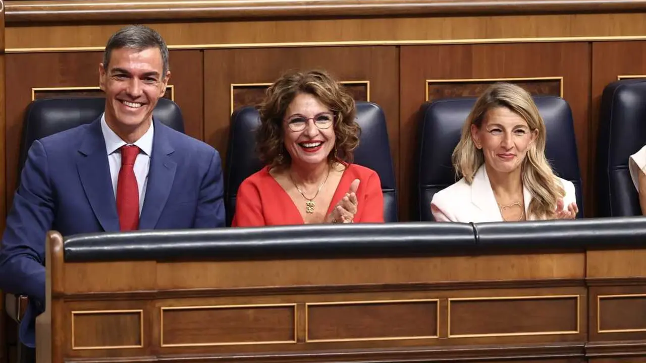 (I-D) El presidente del Gobierno, Pedro S&aacute;nchez; la vicepresidenta primera y ministra de Hacienda, Mar&iacute;a Jes&uacute;s Montero, y la vicepresidenta segunda y ministra de Trabajo y Econom&iacute;a Social, Yolanda D&iacute;az, durante una sesi&oacute;n de Control al Gobierno. / Eduardo Parra