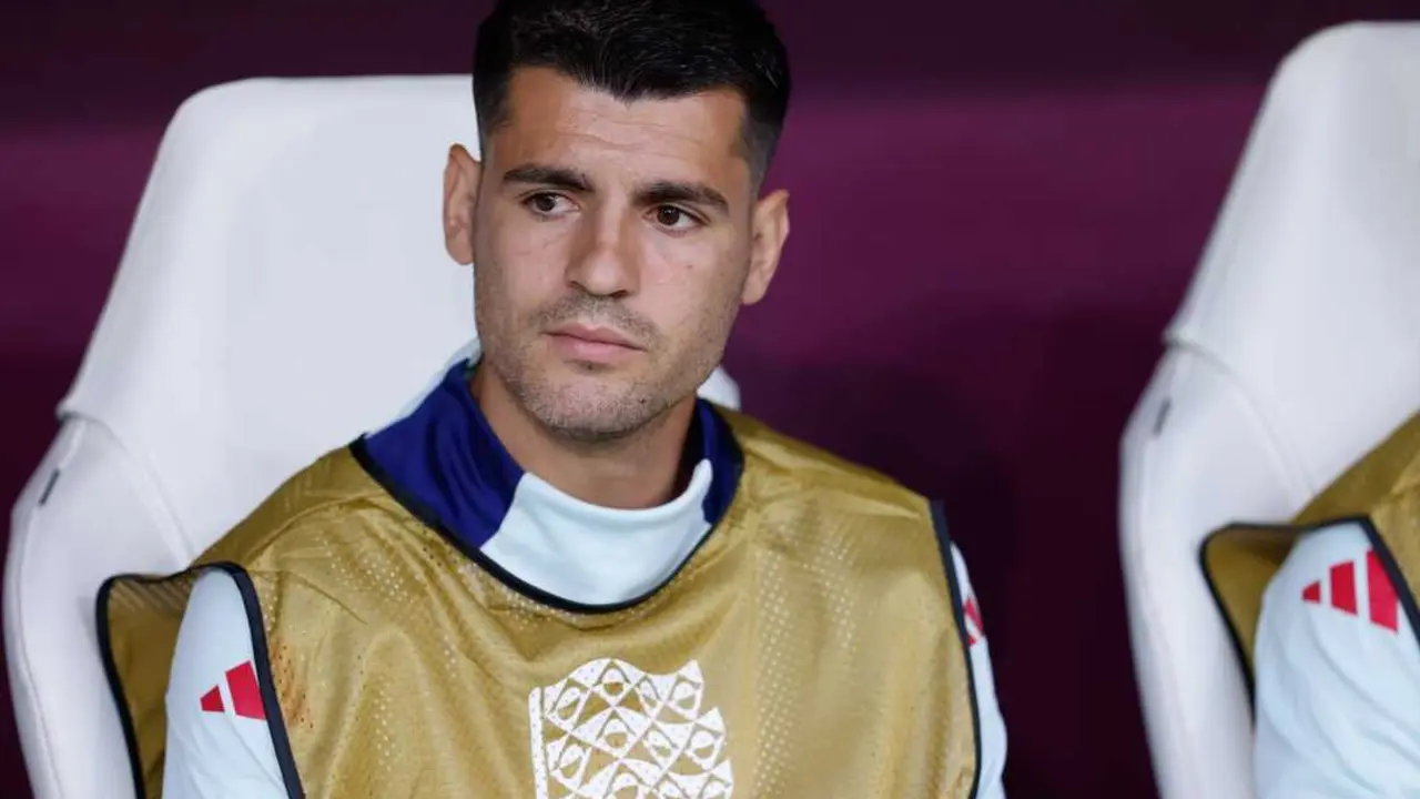 Morata durante un partido con la Selecci&oacute;n en el banquillo. / EP