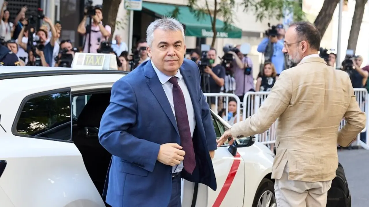 El exsecretario de Organizaci&oacute;n del PSOE Santos Cerd&aacute;n a su llegada a declarar en el Tribunal Supremo. / Jes&uacute;s Hell&iacute;n