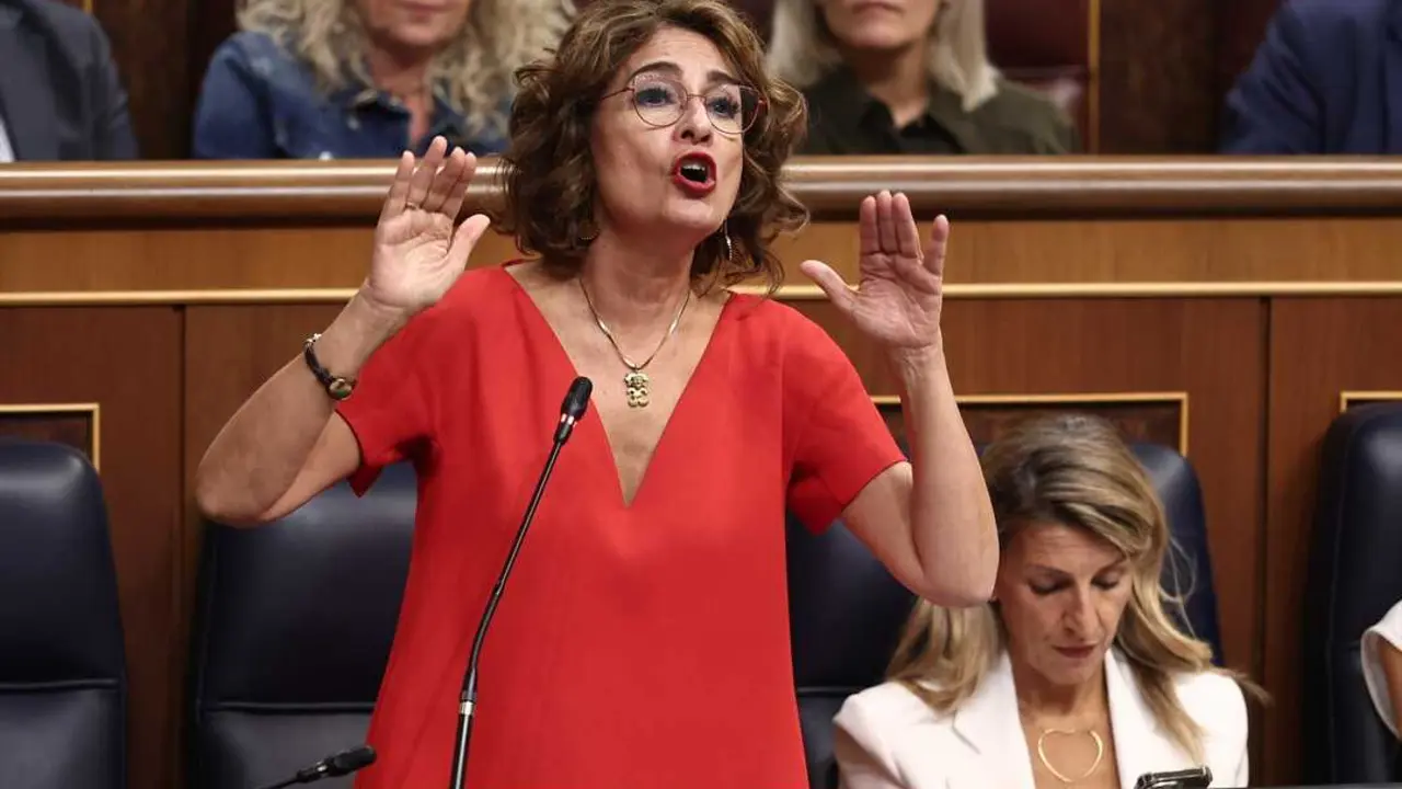 La vicepresidenta primera y ministra de Hacienda, Mar&iacute;a Jes&uacute;s Montero, interviene durante una sesi&oacute;n de Control al Gobierno. / Eduardo Parra