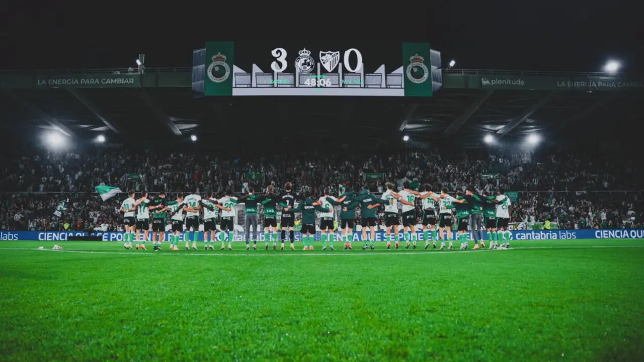 Los jugadores del Racing celebran con La Gradona. / RRC
