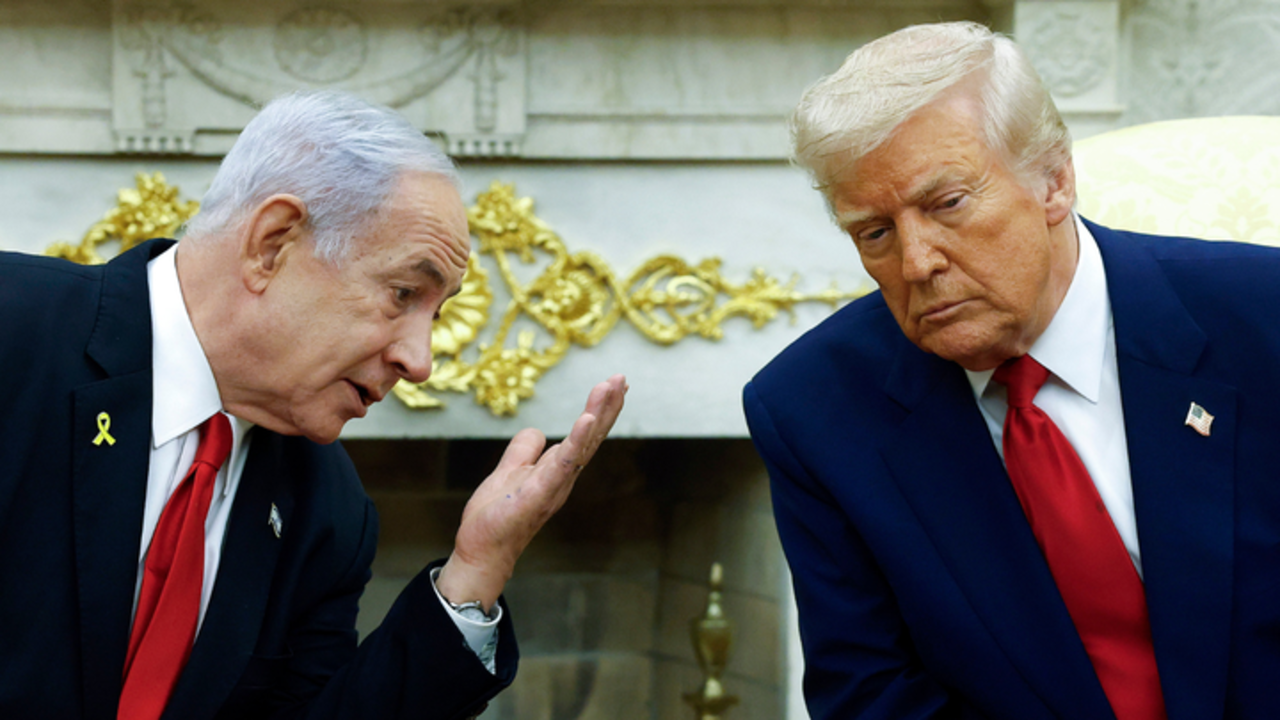El primer ministro israel&iacute;, Benjamin Netanyahu, conversa con el presidente estadounidense, Donald Trump, durante una reuni&oacute;n en la Oficina Oval de la Casa Blanca el 7 de abril de 2025, en Washington.