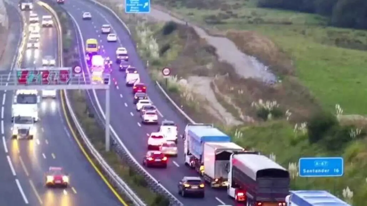 Imagen captada por las c&aacute;maras de la DGT del accidente a la altura de Gornazo. / DGT