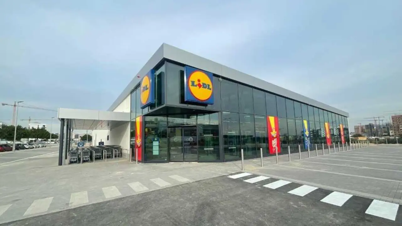 Lidl ha lanzado una chaqueta que lo tiene todo: dise&ntilde;o moderno, comodidad, sostenibilidad y un precio inmejorable. / EP