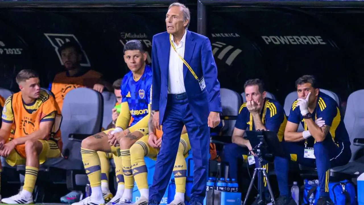 El entrenador del CA Boca Juniors, Miguel &Aacute;ngel Russo, observa desde el banquillo. / EP