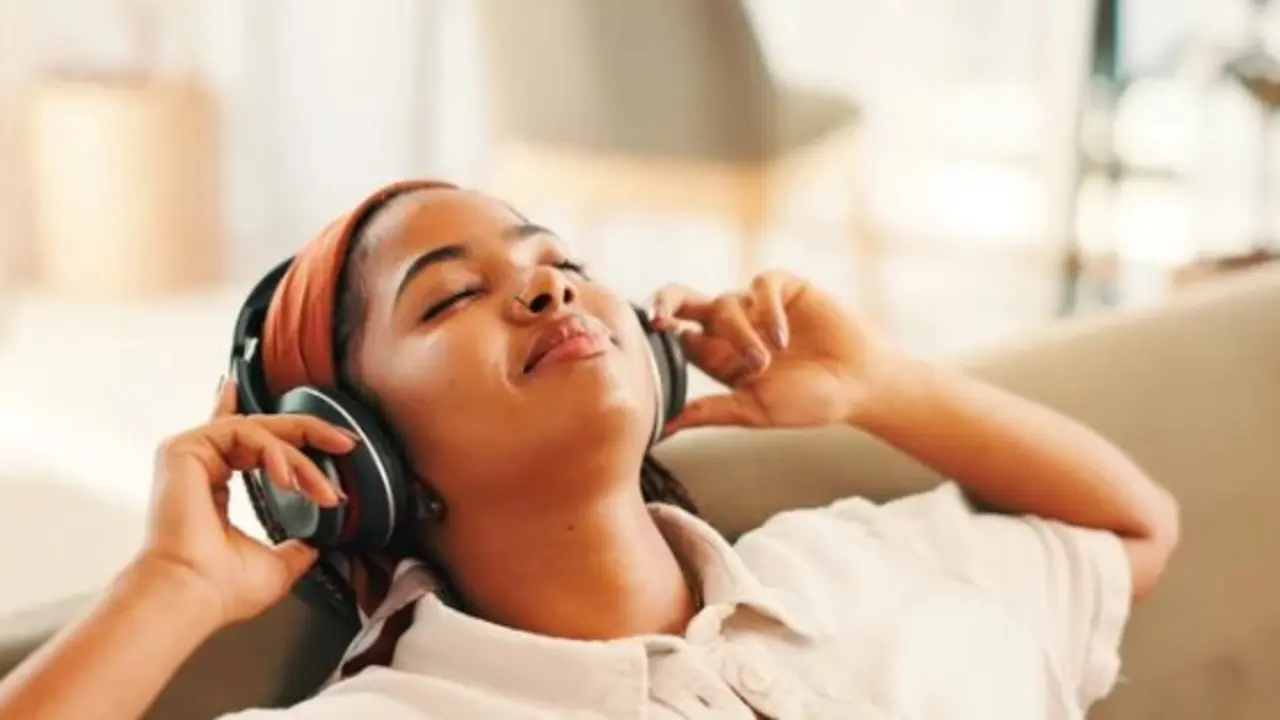 Una chica escuchando un audiolibro. / A.S.