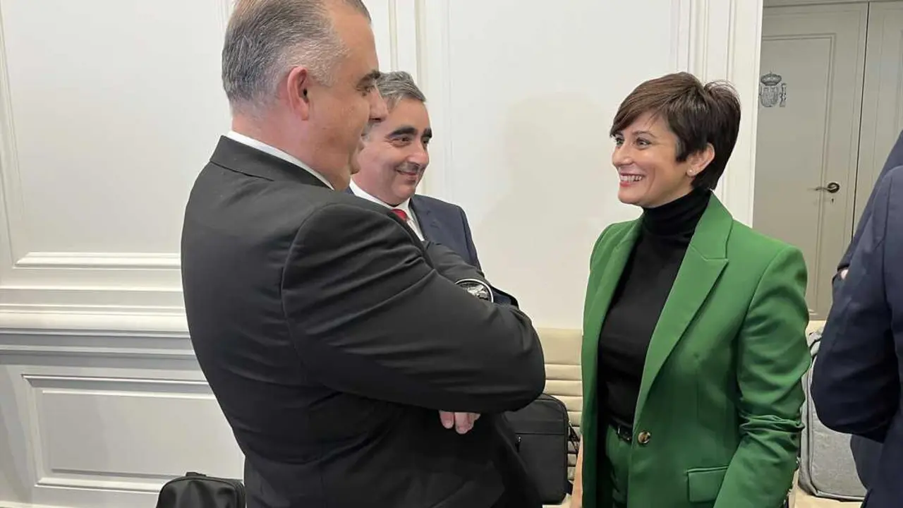 El consejero de Fomento, Roberto Media, con la ministra de Vivienda, Isabel Rodr&iacute;guez. / EP