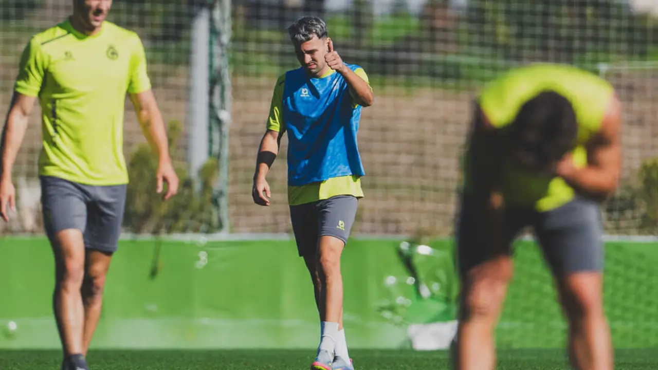 El delantero canario, Juan Carlos Arana, durante un entrenamiento. / RRC