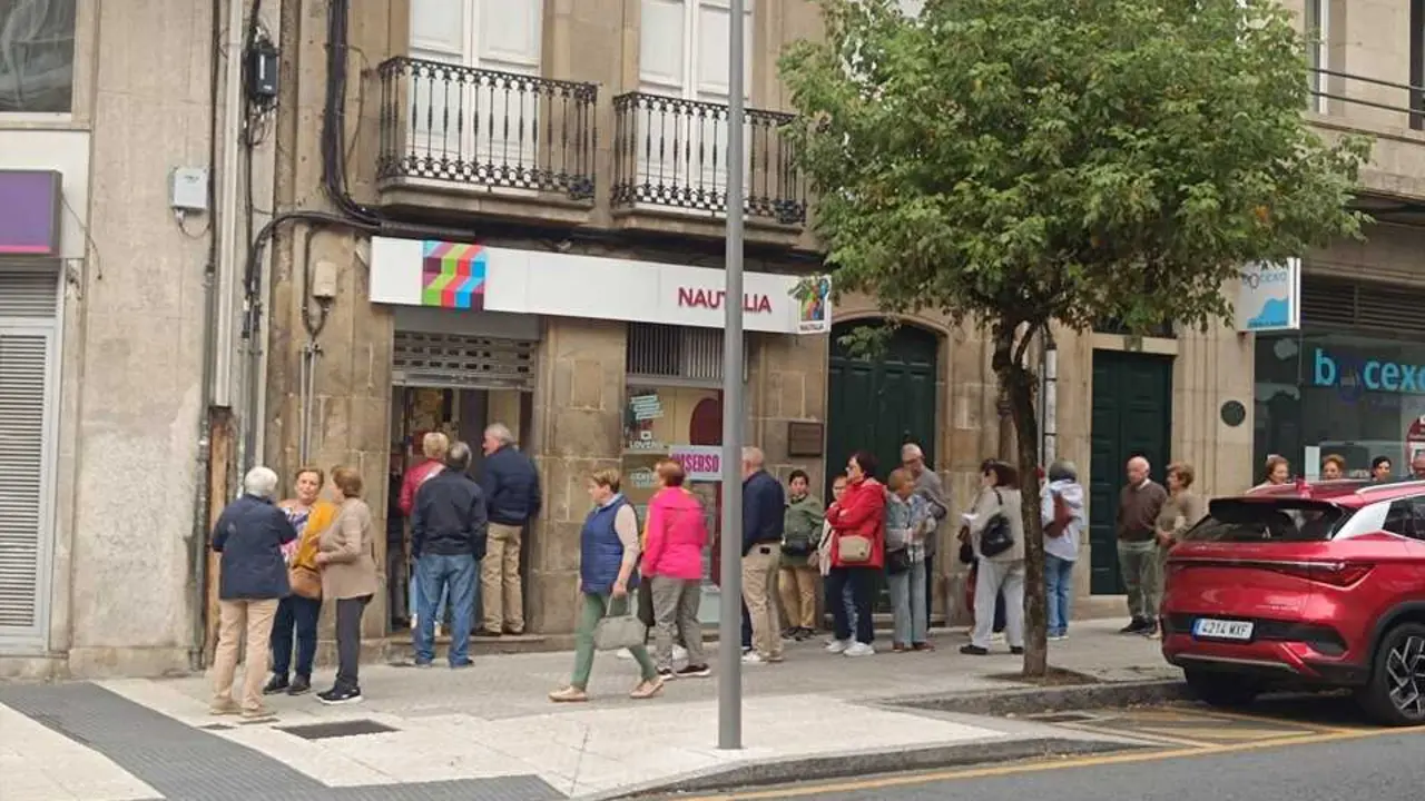 Colas en una agencia de viajes de Santiago por los viajes del Imserso. /. EP