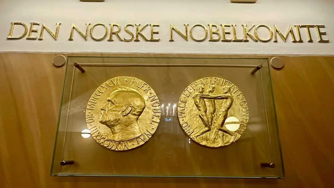 El anverso y el reverso de la medalla del Premio Nobel de la Paz se exhiben en el Instituto Nobel Noruego de Oslo. / Steffen Trumpf