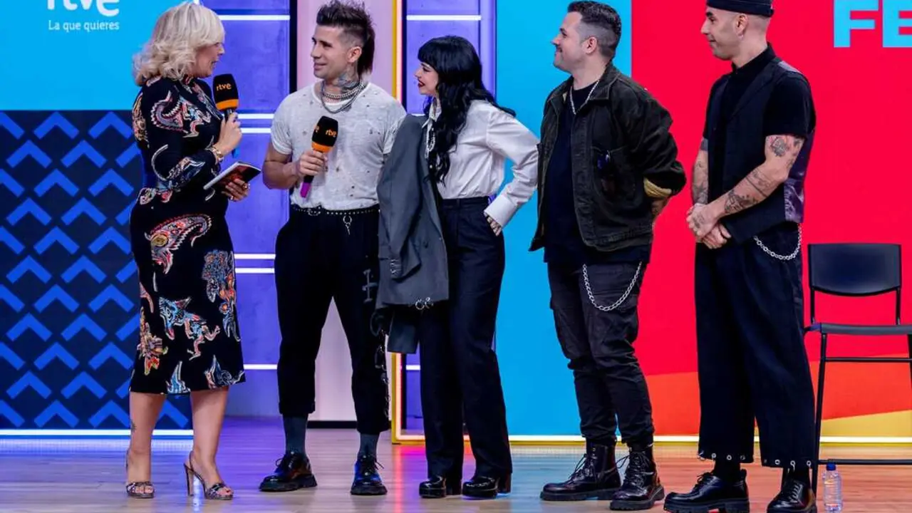 La directora comunicaci&oacute;n de TVE, Mar&iacute;a Eizaguirre, entrevista al grupo Kitai durante la presentaci&oacute;n de los artistas que participar&aacute;n en el Benidorm Fest. / Ricardo Rubio