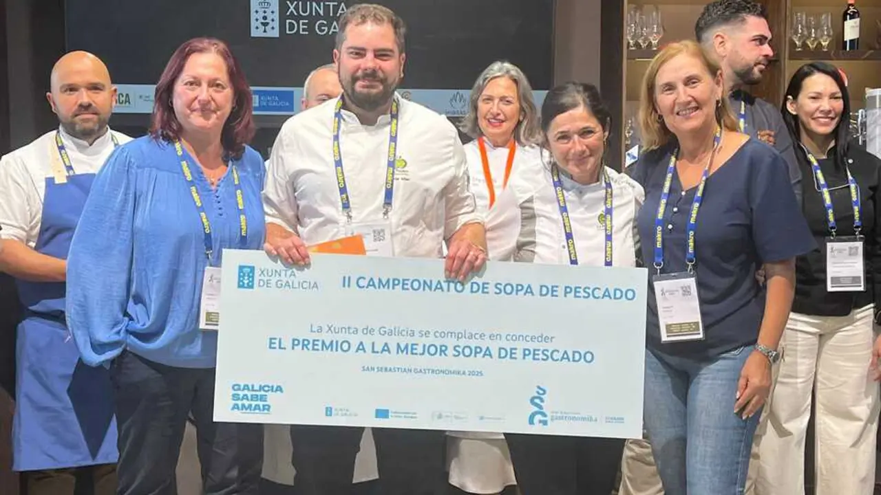 Los ganadores en San Sebastian con la mejor sopa de pescado. / A. del Saja