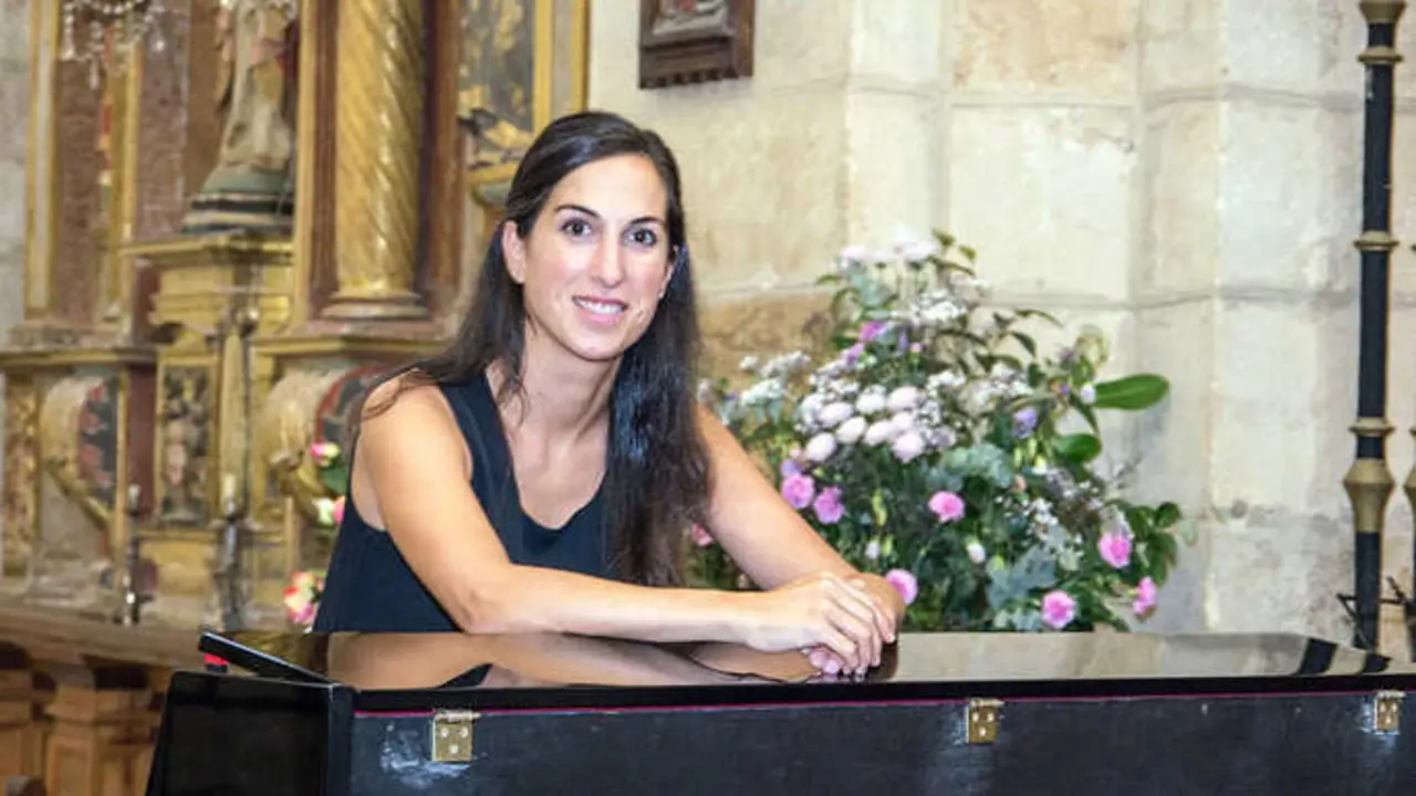 La pianista Ana Gonz&aacute;lez Pastor tras un recital en el interior de una iglesia. / x
