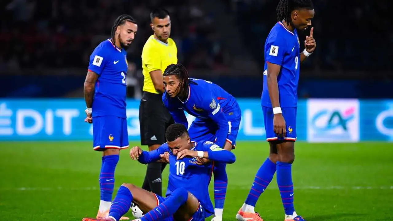 Mbapp&eacute;, ayudado por sus compa&ntilde;eros tras recibir un golpe. / EP