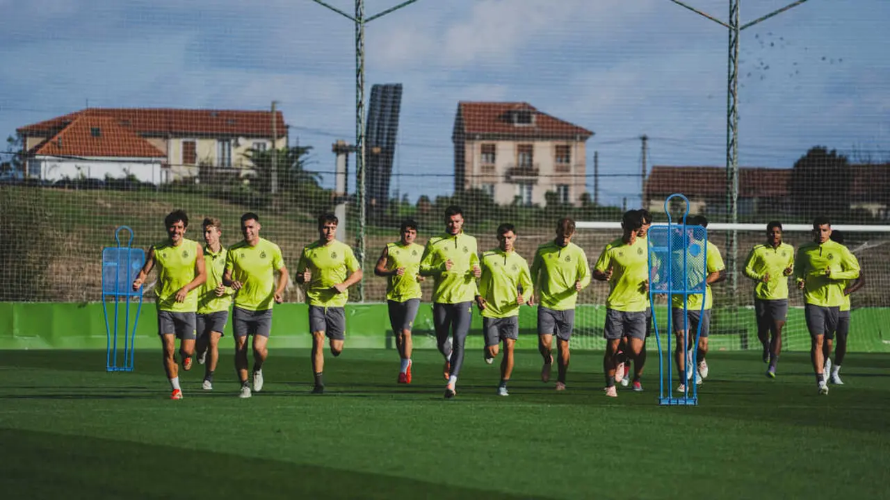 Los jugadores del Racing durante un entrenamiento previo al partido. / RRC