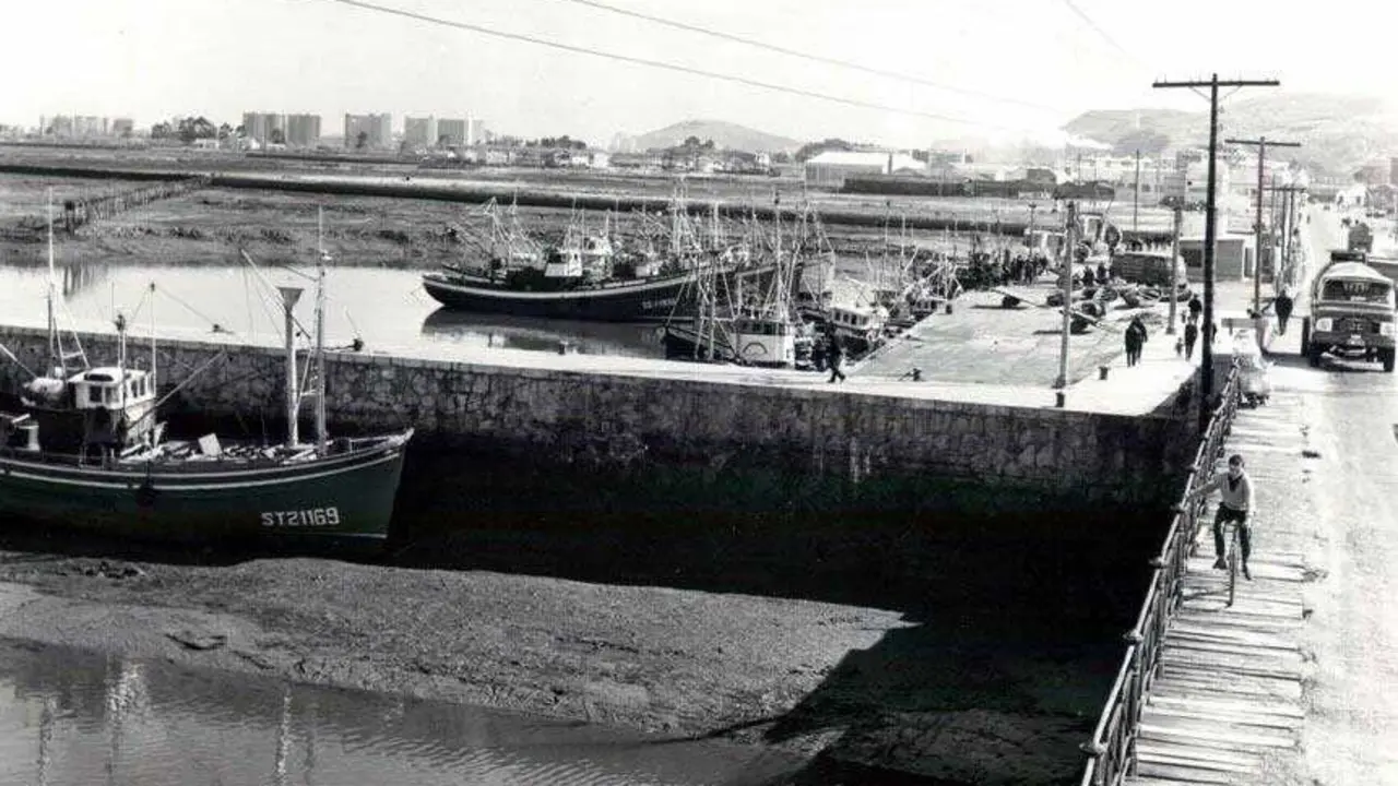 Varias personas en el Puerto de Colindres, d&oacute;nde se espec&uacute;la se fabrico la Santa Mar&iacute;a. / archivo / A.E
