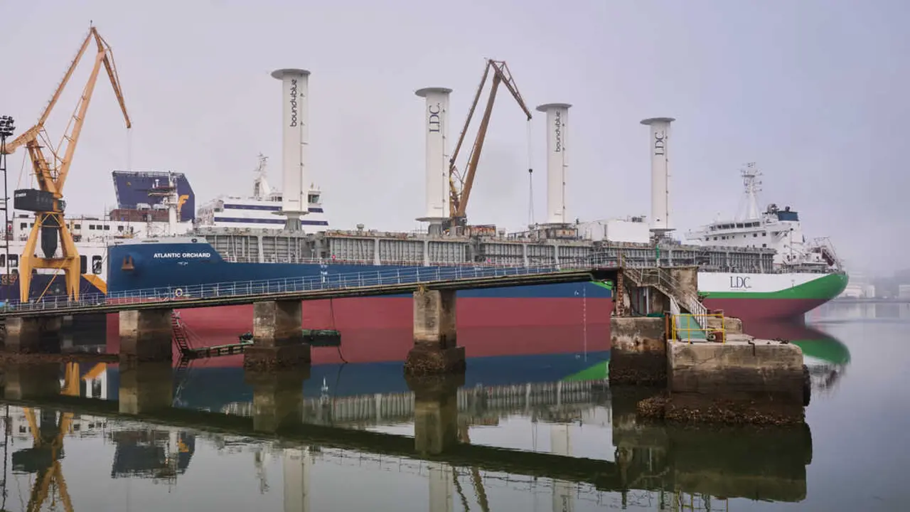 Un barco en un astillero c&aacute;ntabro, ejemplo de la maestr&iacute;a y la tradici&oacute;n naval que siguen vivos en la regi&oacute;n. / EP