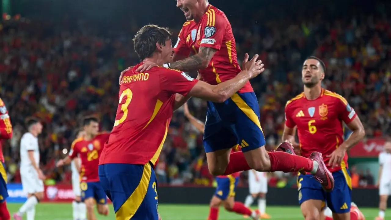 Los jugadores de la Selecci&oacute;n espa&ntilde;ola celebran el primer gol. / @SEFutbol