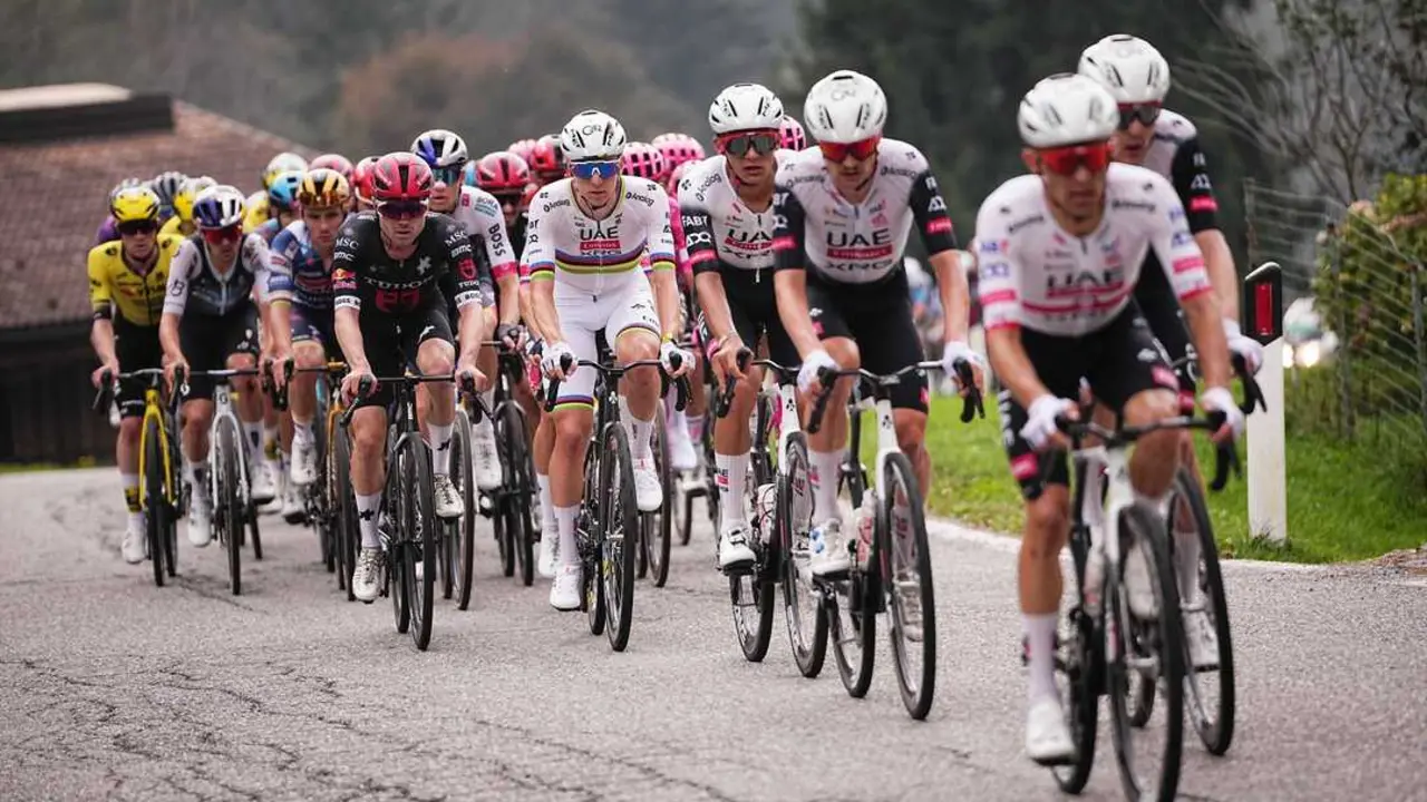 El ciclista esloveno Pogacar Tadej lidera el pelot&oacute;n durante la 119.&ordf; edici&oacute;n de Il Lombardia, la Vuelta a Lombard&iacute;a. / Marco Alpozzi