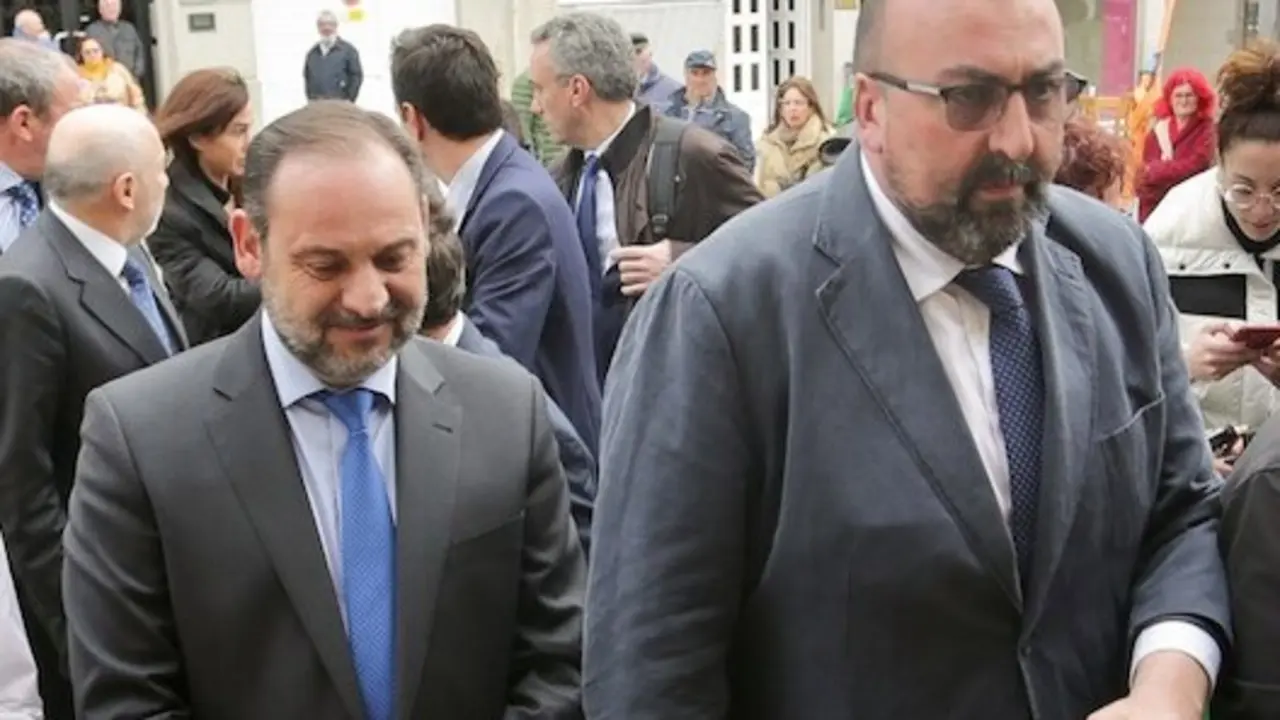 el ministro de Transportes, Jos&eacute; Luis &Aacute;balos y su asesor Koldo Garc&iacute;a. / Carlos Castro