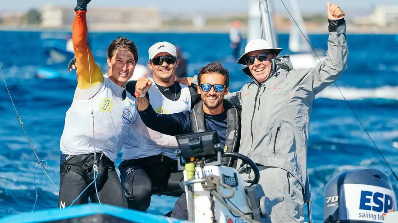 Diego Bot&iacute;n y Florian Trittel celebran el t&iacute;tulo. / 49er Sailing