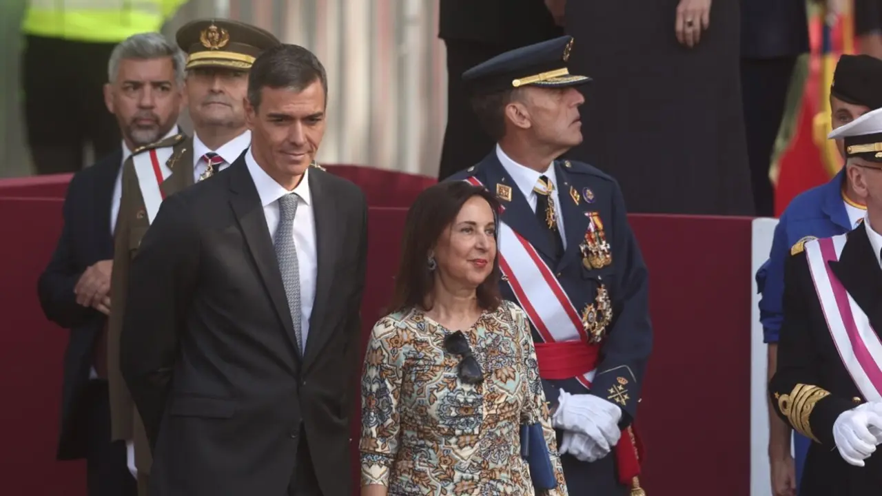 El presidente del Gobierno y secretario general del PSOE, Pedro S&aacute;nchez, y la ministra de Defensa, Margarita Robles, durante el desfile militar. / Eduardo Parra