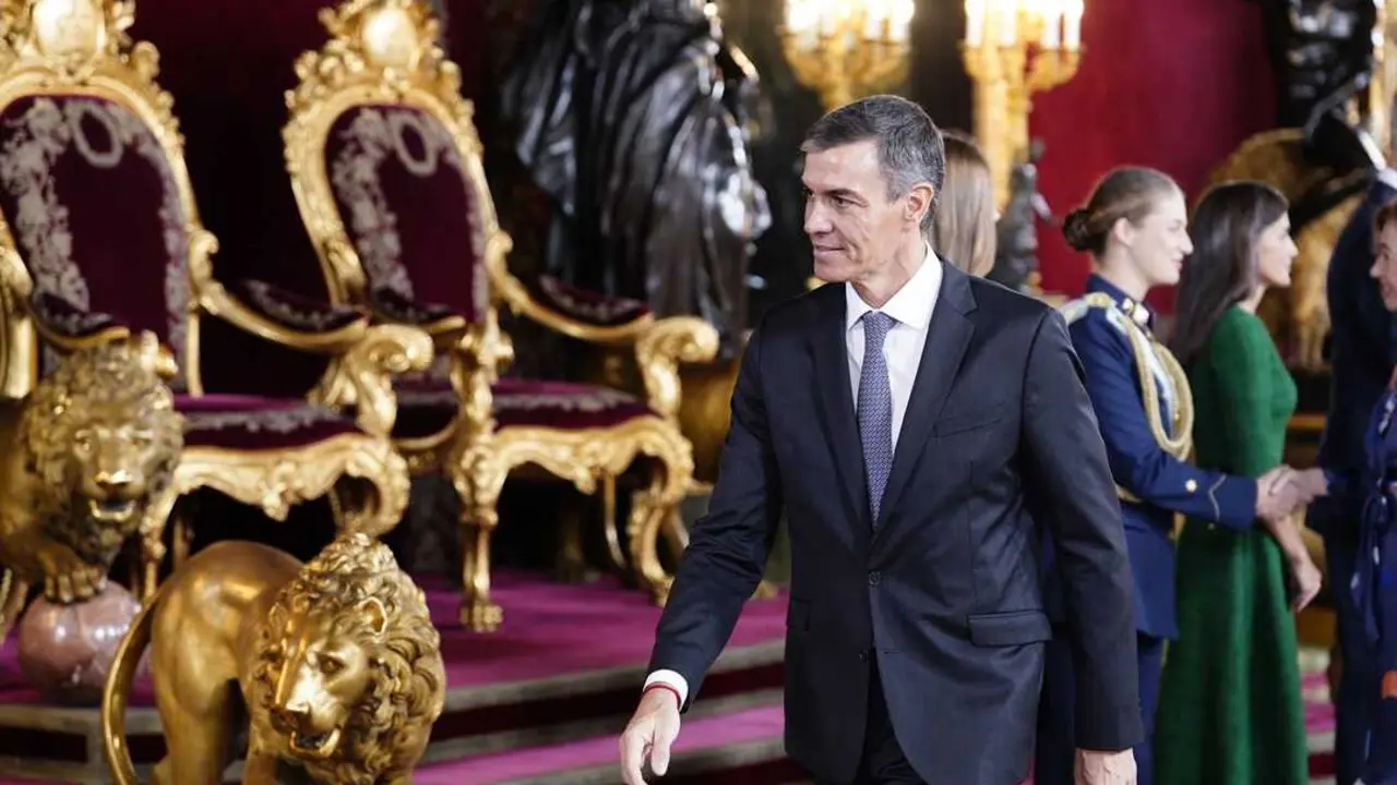El presidente del Gobierno y secretario general del PSOE, Pedro S&aacute;nchez, durante la recepci&oacute;n con motivo del d&iacute;a de la Fiesta Nacional, en el Palacio Real. / A. P&eacute;rez Meca