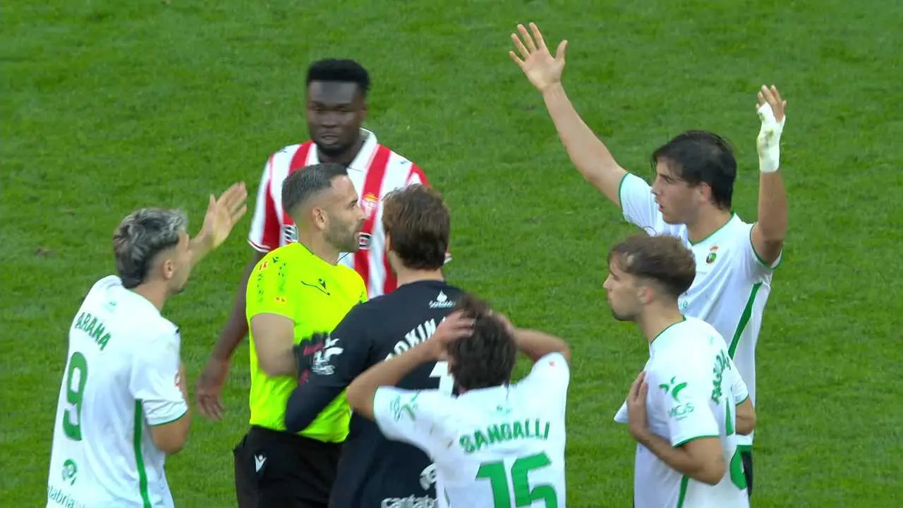 Momento final del partido en el que los jugadores del Racing protestan al &aacute;rbitro la jugada. / RRSS