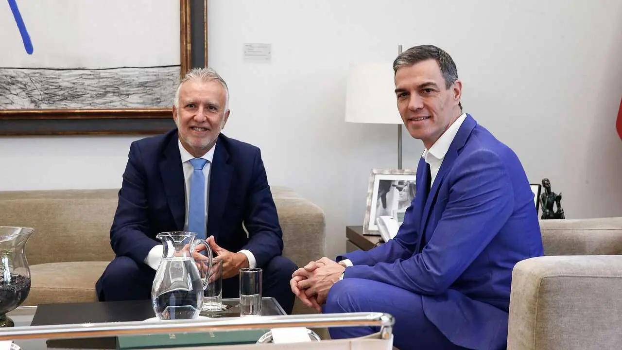 El ministro de Memoria Democr&aacute;tica, &Aacute;ngel V&iacute;ctor Torres, y Pedro S&aacute;nchez. / RTVE