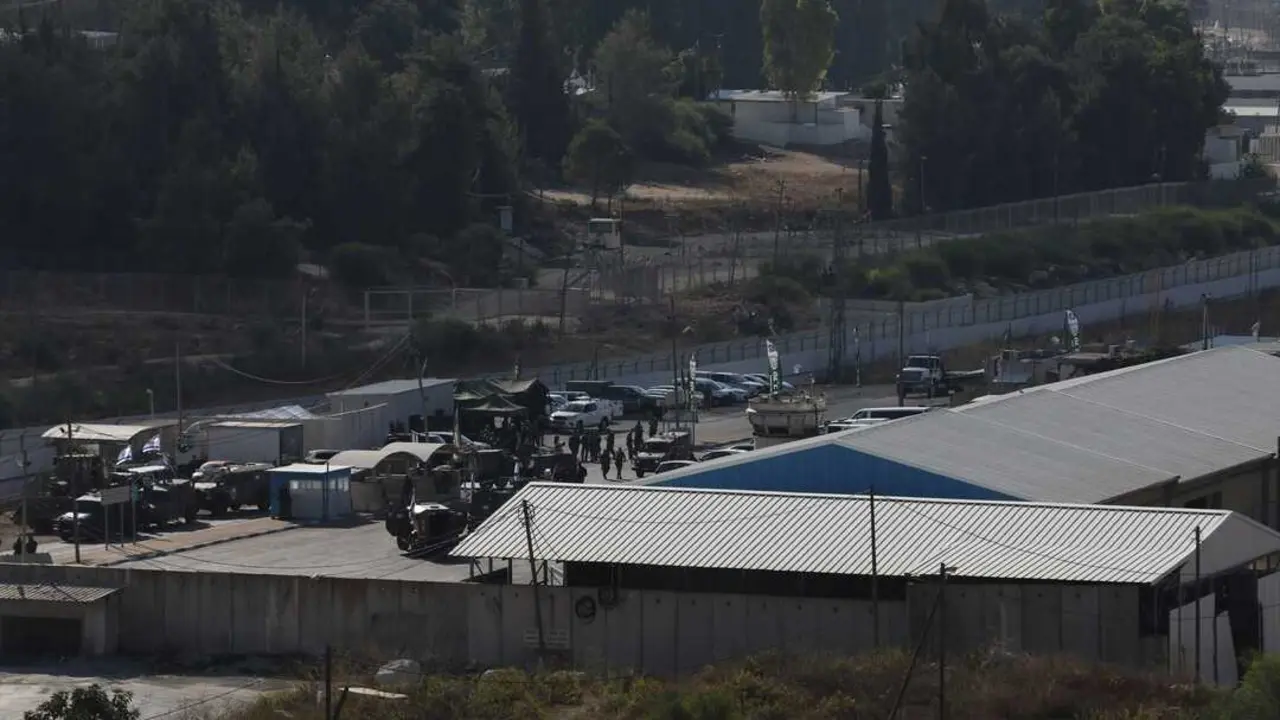 Veh&iacute;culos blindados militares israel&iacute;es se despliegan cerca de la prisi&oacute;n militar de Ofer como preparaci&oacute;n para un intercambio de prisioneros que implica la liberaci&oacute;n de palestinos a cambio de israel&iacute;es retenidos por Ham&aacute;s en Gaza. / Ayman Nobani