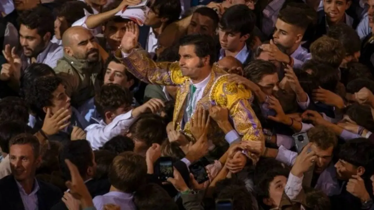 Morante de la Puebla sale por la Puerta Grande tras cortarse la coleta por sorpresa. / X
