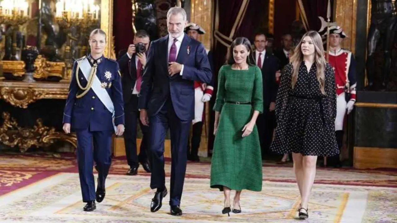 Los Reyes Felipe y Letizia, La Princesa Leonor y la Infanta Sof&iacute;a durante la recepci&oacute;n con motivo del d&iacute;a de la Fiesta Nacional. / A. P&eacute;rez Meca