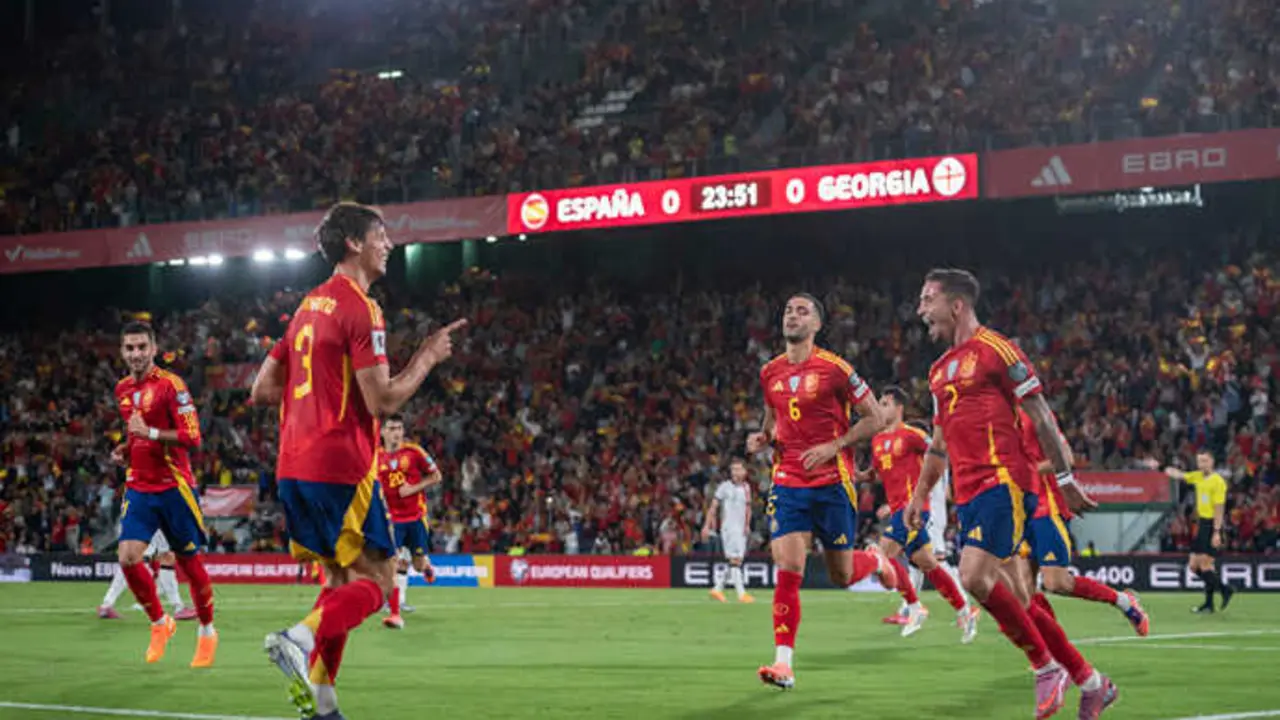 Los jugadores de la selecci&oacute;n espa&ntilde;ola Robin Le Normand, Mikel Merino y Yeremy Pino celebrando el primer tanto ante Georgia. / x