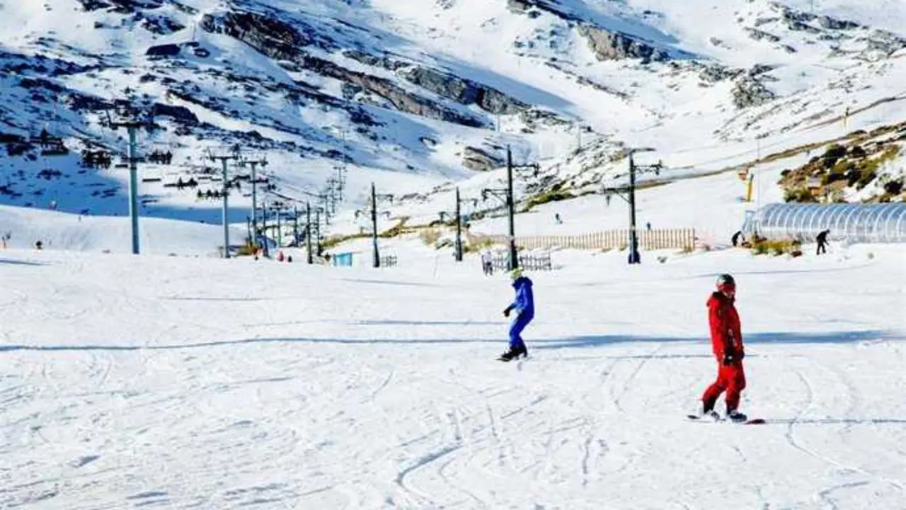 Varias personas en Alto Campoo en invierno. / EP