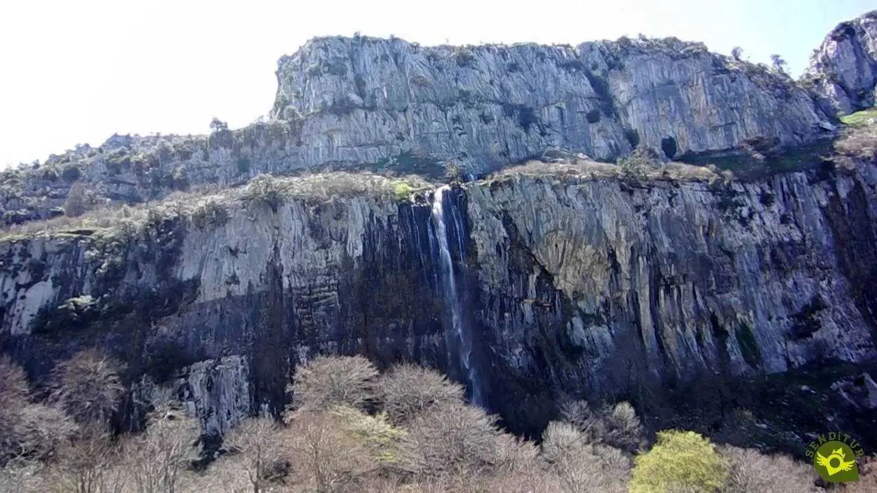 Nacimiento del r&iacute;o As&oacute;n. / YT
