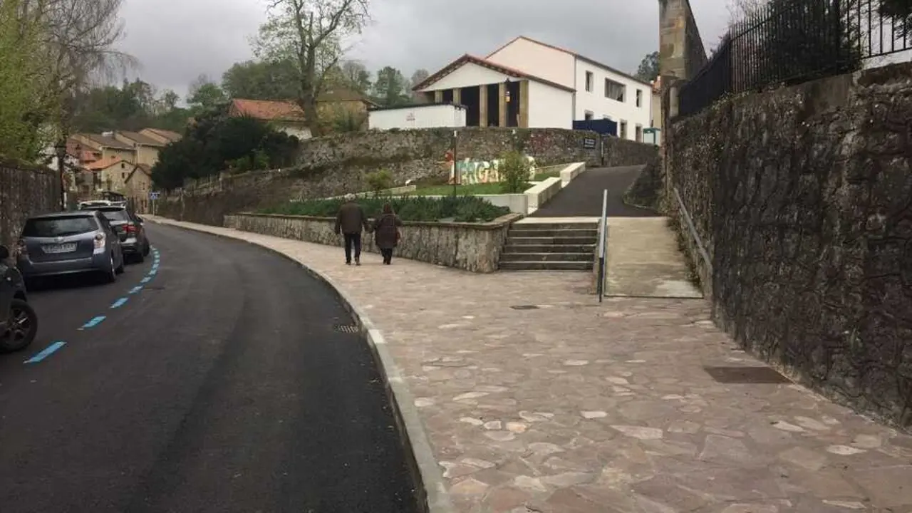 Varias personas caminan por una calle de Li&eacute;rganes. / EP