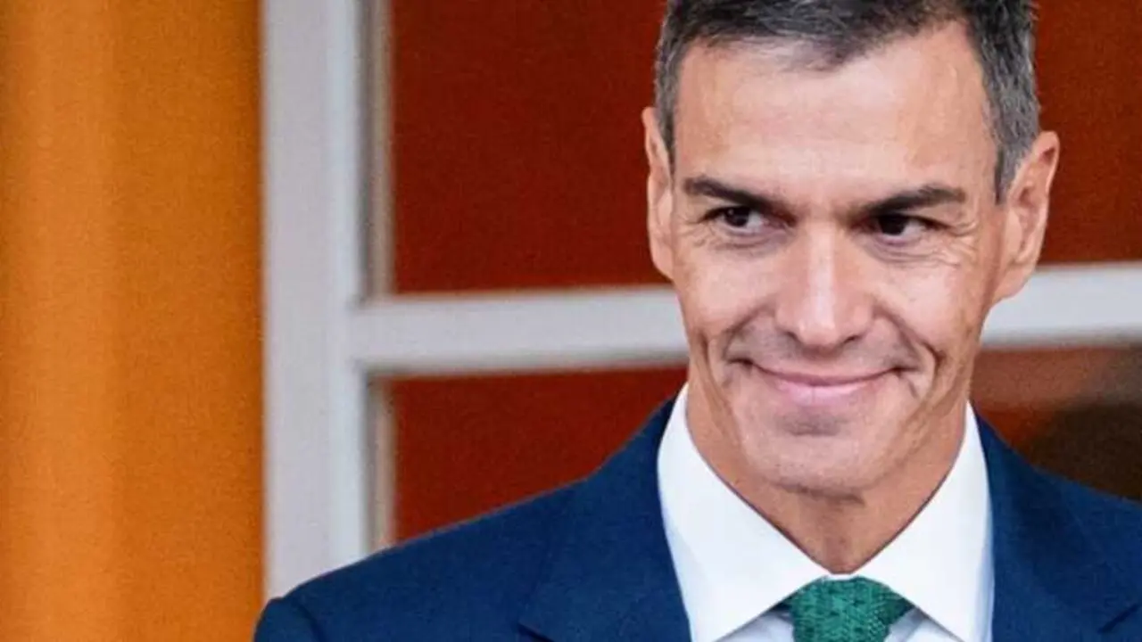 El presidente del Gobierno, Pedro S&aacute;nchez, recibe al canciller de la Rep&uacute;blica Federal de Alemania, Friedrich Merz, en el Palacio de la Moncloa, a 18 de septiembre de 2025, en Madrid (Espa&ntilde;a). La reuni&oacute;n est&aacute; marcada por la actual escalada de tensi&oacute;n diplom&aacute;tica entre Espa&ntilde;a e Israel, motivada por las duras cr&iacute;ticas del Gobierno espa&ntilde;ol a los bombardeos en Gaza y el reclamo de S&aacute;nchez para excluir a Israel de competiciones internacionales mientras contin&uacute;e la ofensiva en la Franja. El encuentro abord&oacute; tambi&eacute;n la guerra de Ucrania, la coordinaci&oacute;n entre la OTAN frente a incidentes de seguridad en el este de Europa y la petici&oacute;n espa&ntilde;ola a Alemania para que mejore su apoyo a la oficialidad del catal&aacute;n en la UE.
Fecha: 18/09/2025. leer menos

Firma: A. P&eacute;rez Meca / Europa Press
Personajes: PEDRO S&Aacute;NCHEZ