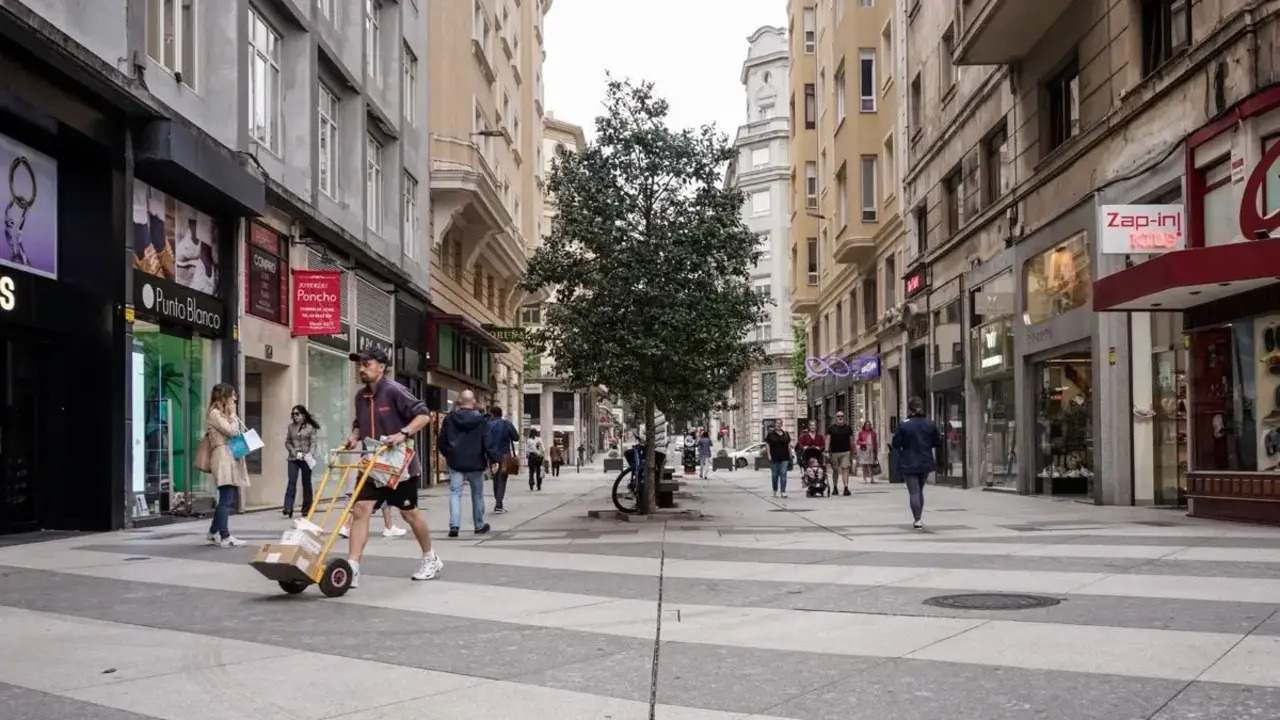 Varias personas caminan por una calle de Santander. / A.E