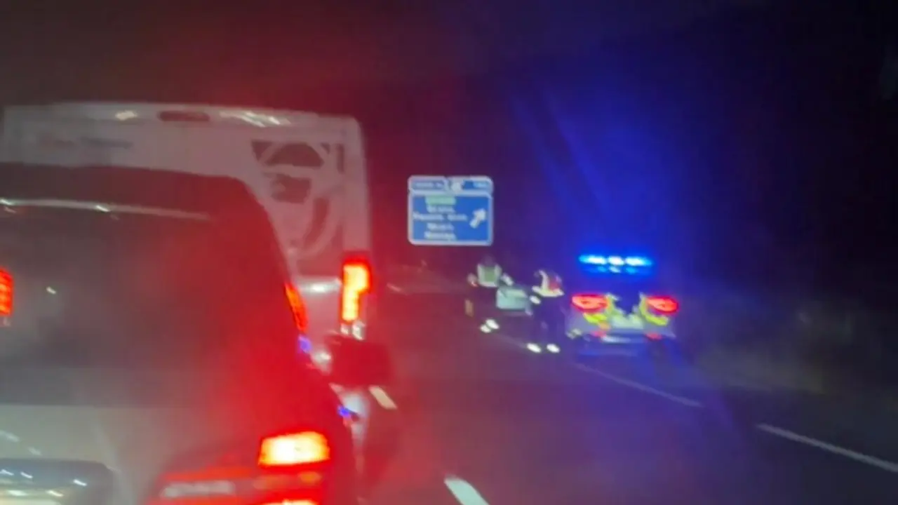 La Guardia Civil de Tr&aacute;fico en el lugar del accidente, a la altura de la gasolinera de Gornazo, donde un motorista result&oacute; herido tras colisionar con un turismo en plena hora punta.