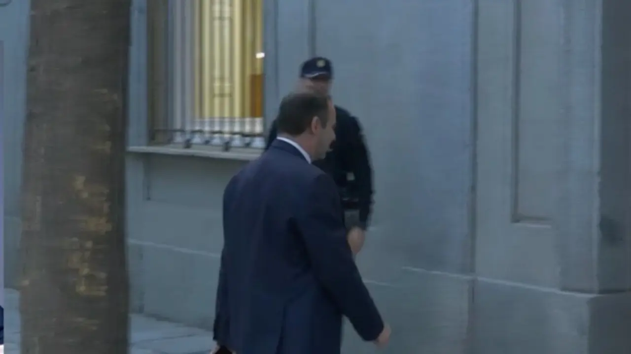 El ex ministro de Transportes Jos&eacute; Luis &Aacute;balos quien est&aacute; citado a las 10.00 horas de este mi&eacute;rcoles en el Supremo (TS), para ser interrogado por los presuntos &laquo;ingresos irregulares&raquo; que, de acuerdo con el &uacute;ltimo informe de la Unidad Central Operativa (UCO) de la Guardia Civil.